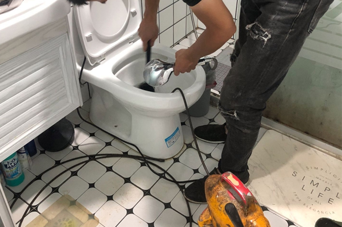 洛隆疏通下水道