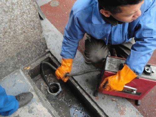 洛隆疏通下水道