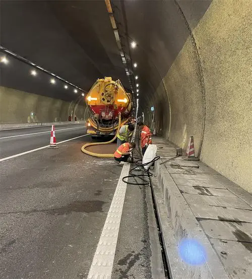 洛隆隧道排水渠清淤